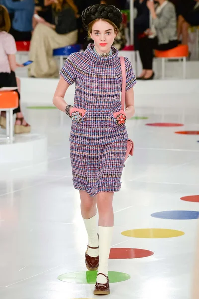Look 16